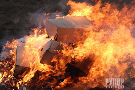 На Житомирщині згоріло понад центнера "чорного" товару. ФОТО