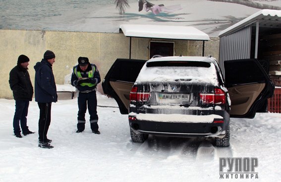 У Житомирі затримали неадекватного водія на автомобілі, оголошеному в розшук. ФОТО