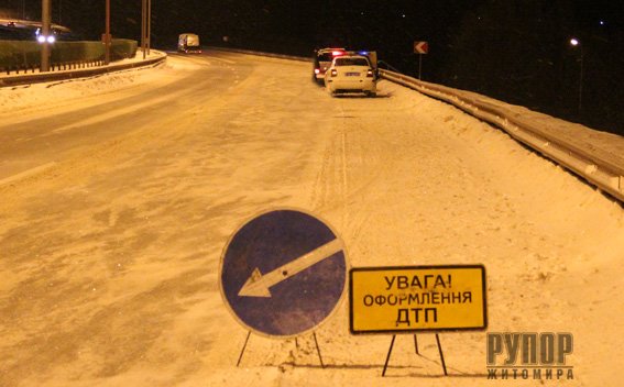 На Житомирщині затримали автобус, який потрапивши в ДТП, з місця пригоди зник. ФОТО