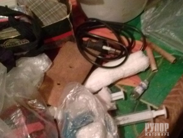 У Новограді-Волинському міліціонери затримали наркоторгівця та його «клієнтів». ФОТО