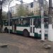 У Житомирі через Chevrolet Aveo тролейбус врізався в електричну опору. ФОТО