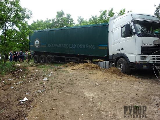 На Житомирщині у лісовій смузі місцеві жителі заблокували вантажівки зі «львівським сміттям». ФОТО