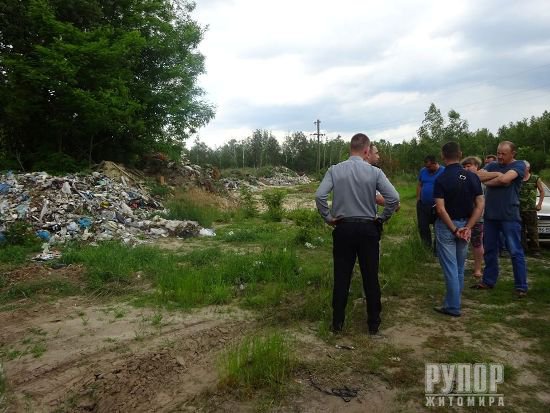 На Житомирщині у лісовій смузі місцеві жителі заблокували вантажівки зі «львівським сміттям». ФОТО