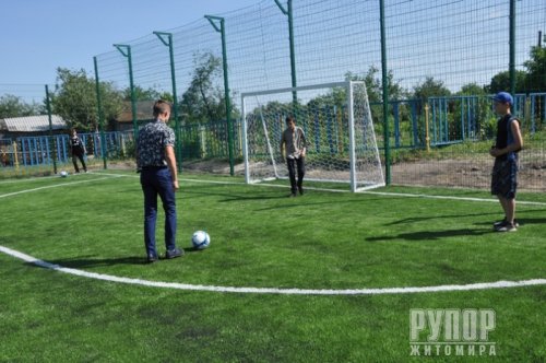 Футбольне поле зі штучним покриттям відкрили у Високівській ОТГ