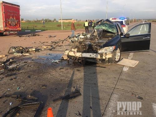 Смертельна аварія в Житомирській області - «Лексус» зіткнувся з автопоїздом