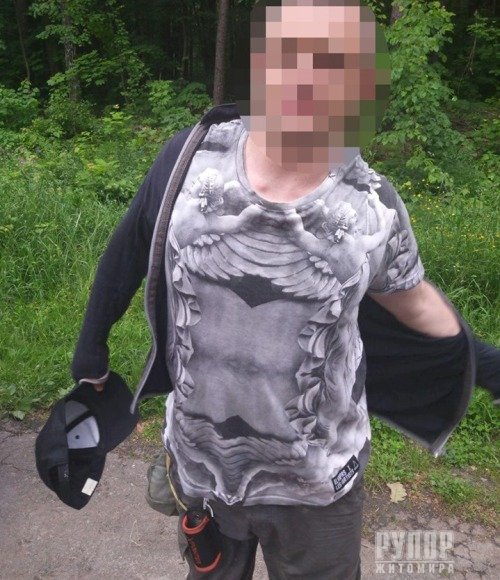 У Житомирі в лісі затримали озброєного пістолетом чоловіка. ФОТО