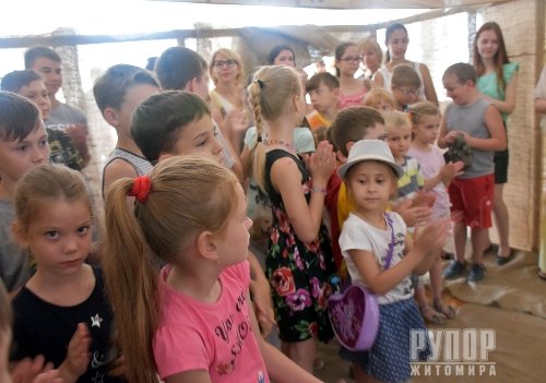Півсотні дітей з області приїхали до Житомира на виставу до Дня Конституції