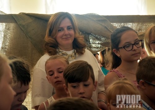 Півсотні дітей з області приїхали до Житомира на виставу до Дня Конституції