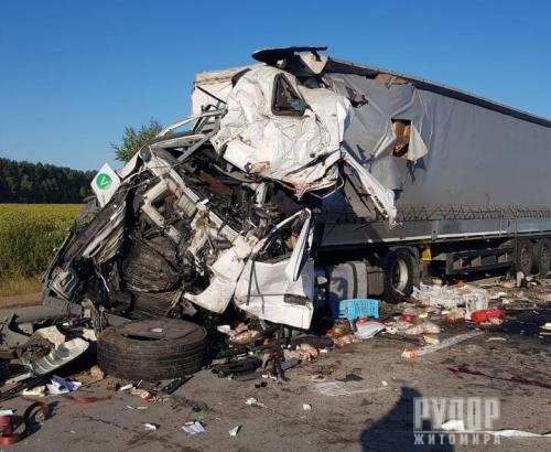 Фатальна ДТП на Житомирщині: При зіткненні вантажівок загинули два водії. ФОТО