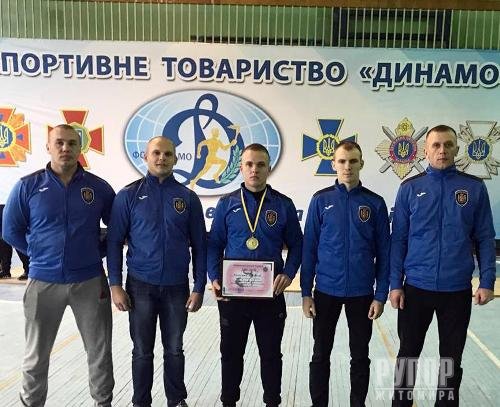 Житомирський поліцейський Євгеній Колесник став першим на Всеукраїнських змаганнях правоохоронців з гирьового спорту