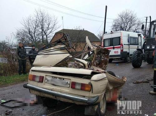 Моторошна ДТП на Житомирщині: Під час зіткнення легковика та вантажівки загинуло троє людей. ФОТО