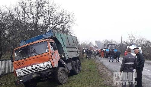 Моторошна ДТП на Житомирщині: Під час зіткнення легковика та вантажівки загинуло троє людей. ФОТО