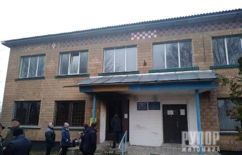 Поліцейські встановили молодиків, причетних до підпалу поштового відділення на Житомирщині