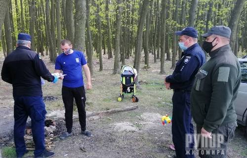 На Житомирщині рятувальники разом з поліцейськими та лісівниками патрулюють лісові масиви