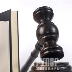 На Житомирщині інспектора кіберполіції обвинувачують в одержанні неправомірної вигоди на суму 24 тис грн та шахрайстві