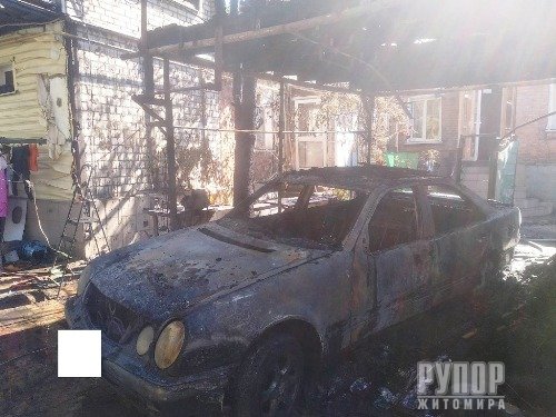 У Житомирі на подвір’ї приватної оселі згорів Mercedes-Benz