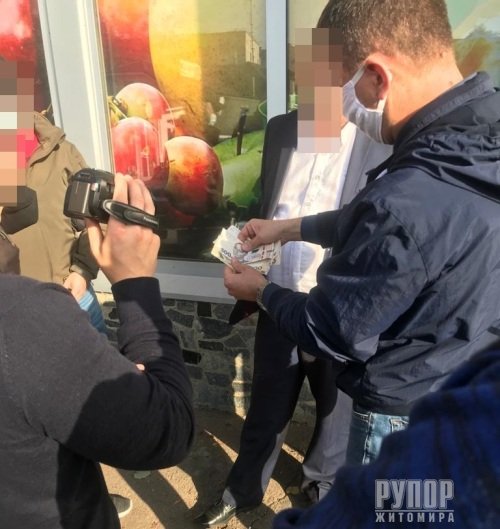 На Житомирщині податківця обвинувачують у продажу службової інформації з обмеженим доступом