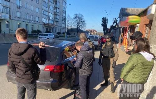 На Житомирщині поліцейські затримали групу шахраїв-продавців автомобілів