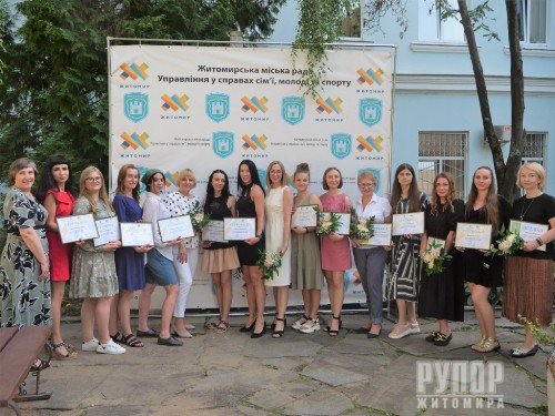Учасниці житомирської школи лідерок отримали сертифікати про завершення навчання