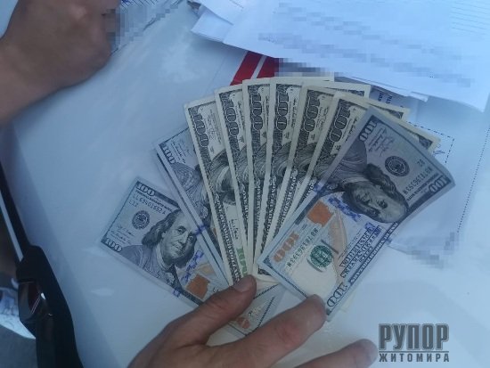 На Житомирщині затримали іноземця за надання хабаря посадовцю