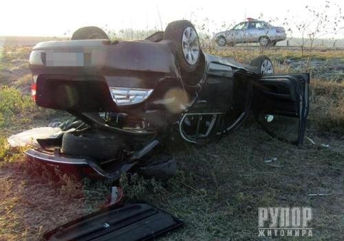 На Житомирщині на заокругленій ділянці дороги перекинулась «Skoda Superb» - загинув пасажир