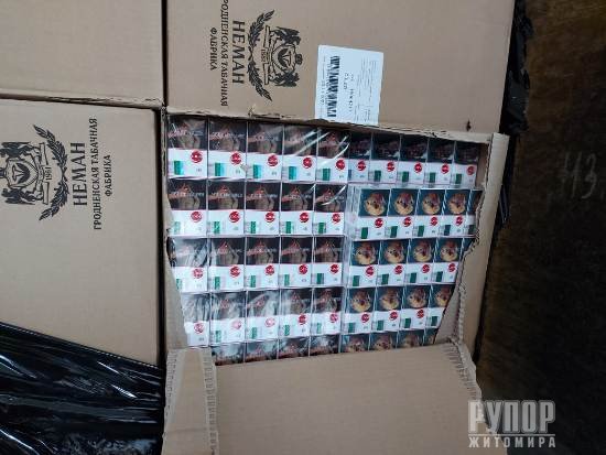 Житомирські прикордонники виявили контрабандні білоруські сигарети, приховані у вантажівці