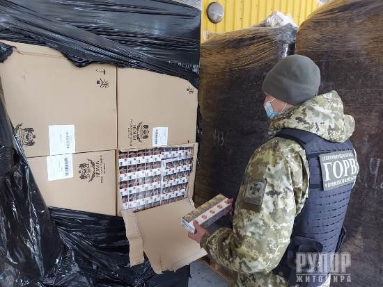 Житомирські прикордонники виявили контрабандні білоруські сигарети, приховані у вантажівці