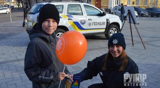 У Житомирі поліцейські розпочали Всеукраїнську акцію «16 днів проти насильства» тематичним флешмобом