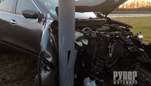 На Житомирщині водійка Nissan врізалася в електроопору
