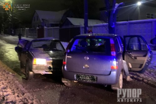 ДТП у Житомирі – рятувальники деблокували травмованого водія та пасажира з пошкодженого легковика