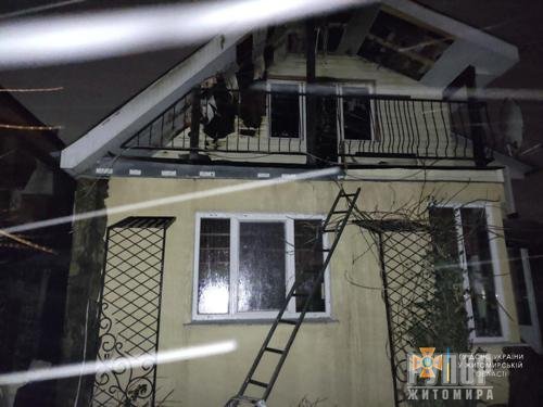 В Житомирському районі рятувальники ліквідували пожежу у двоповерховому житловому будинку
