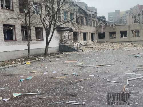 У Житомирі поліцейські працюють на місці руйнування школи внаслідок авіаудару