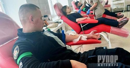 У Житомирі поліцейські здали кров для пацієнтів лікарень