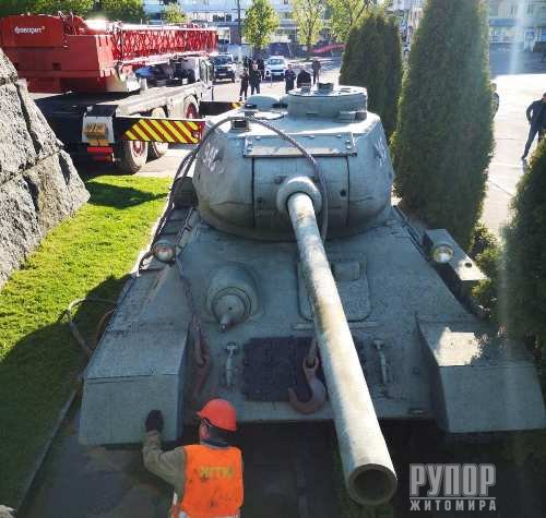 «Переїхав» на нове місце: З центральної площі Житомира прибрали радянський пам’ятник-танк 