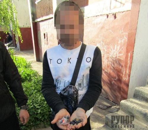 У Житомирі поліцейські вилучили у чоловіка розфасовані закладки метадону