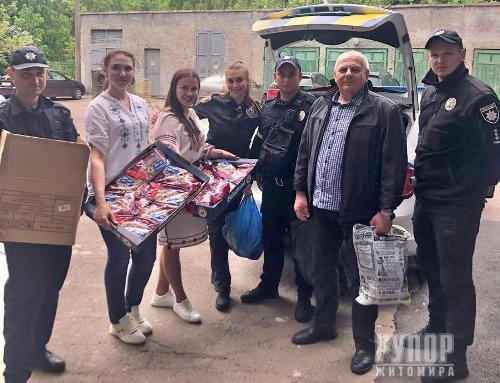 Житомирські поліцейські передали гуманітарну допомогу переселенцям та підобліковим родинам