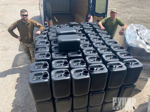 Військова адміністрація спільно з волонтерами «Гуманітарного хабу Житомира» передали військовим частинам 1000 каністр для пального