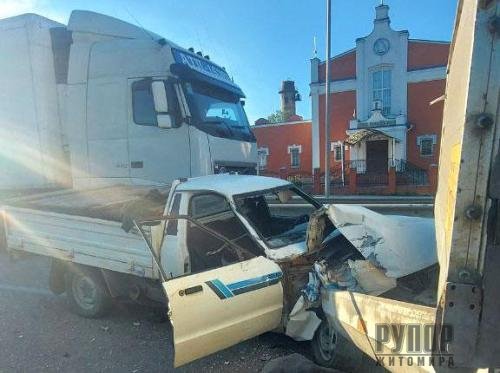 На Рівненщині 18-річний водій «Ford Otosan» з Житомирської області врізався у вантажівку