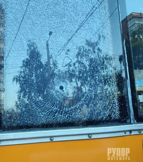 В центрі Житомира з пістолета обстріляли автобус