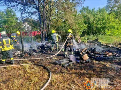 За добу рятувальники ліквідували дві пожежі у господарчих будівлях