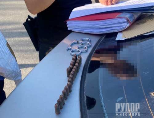 У Житомирі на вулиці Івана Гонти у водія Mitsubishi виявили набої та зброю