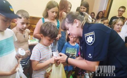 Поліцейські опікуються родинами з дітьми, які знайшли тимчасовий прихисток на Житомирщині