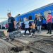 На Житомирщині рятувальники зустріли потяг з евакуйованими мешканцями Донеччини, серед яких 10 дітей. ФОТО