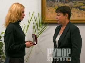 Наталія Остапченко вручила почесну відзнаку директорці Житомирського обласного діагностичного центру Валентині Дімовій