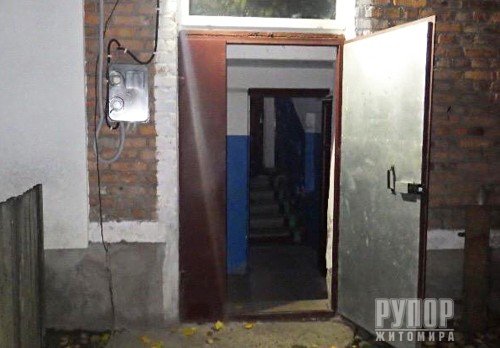 На Житомирщині у під’їзді будинку виявили тіло вбитого чоловіка