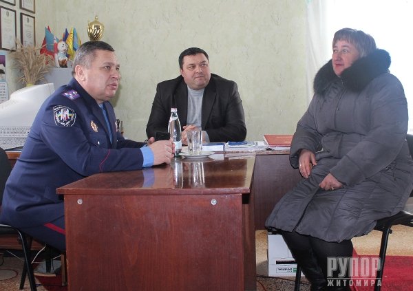 Як заступник начальника УМВС Житомирщини з громадою спілкувався. ФОТО Як заступник начальника УМВС Житомирщини з громадою спілкувався. ФОТО