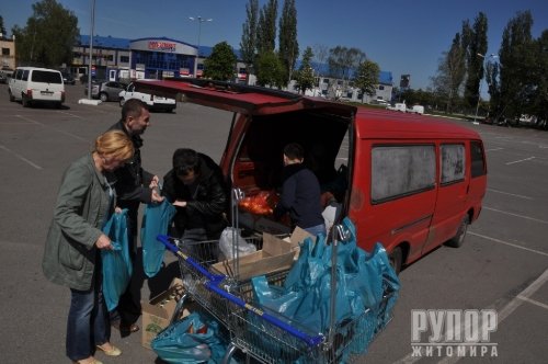 Волонтери та члени виконкому Житомира відвідали ветеранів з подарунками Волонтери та члени виконкому Житомира відвідали ветеранів з подарунками