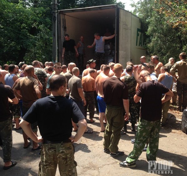 Для десантників з Житомира готується до відправлення на Схід чергова 20-ти тонна вантажівка Для десантників з Житомира готується до відправлення на Схід чергова 20-ти тонна вантажівка