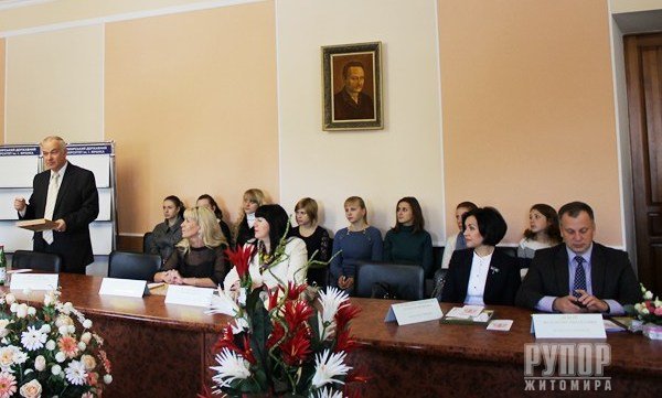 У Житомирі дві студентки отримали стипендію ім. Олега Ольжича, фундатором якої є обласна рада У Житомирі дві студентки отримали стипендію ім. Олега Ольжича, фундатором якої є обласна рада
