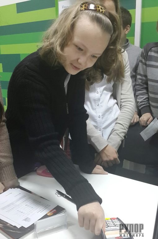    Գ         
